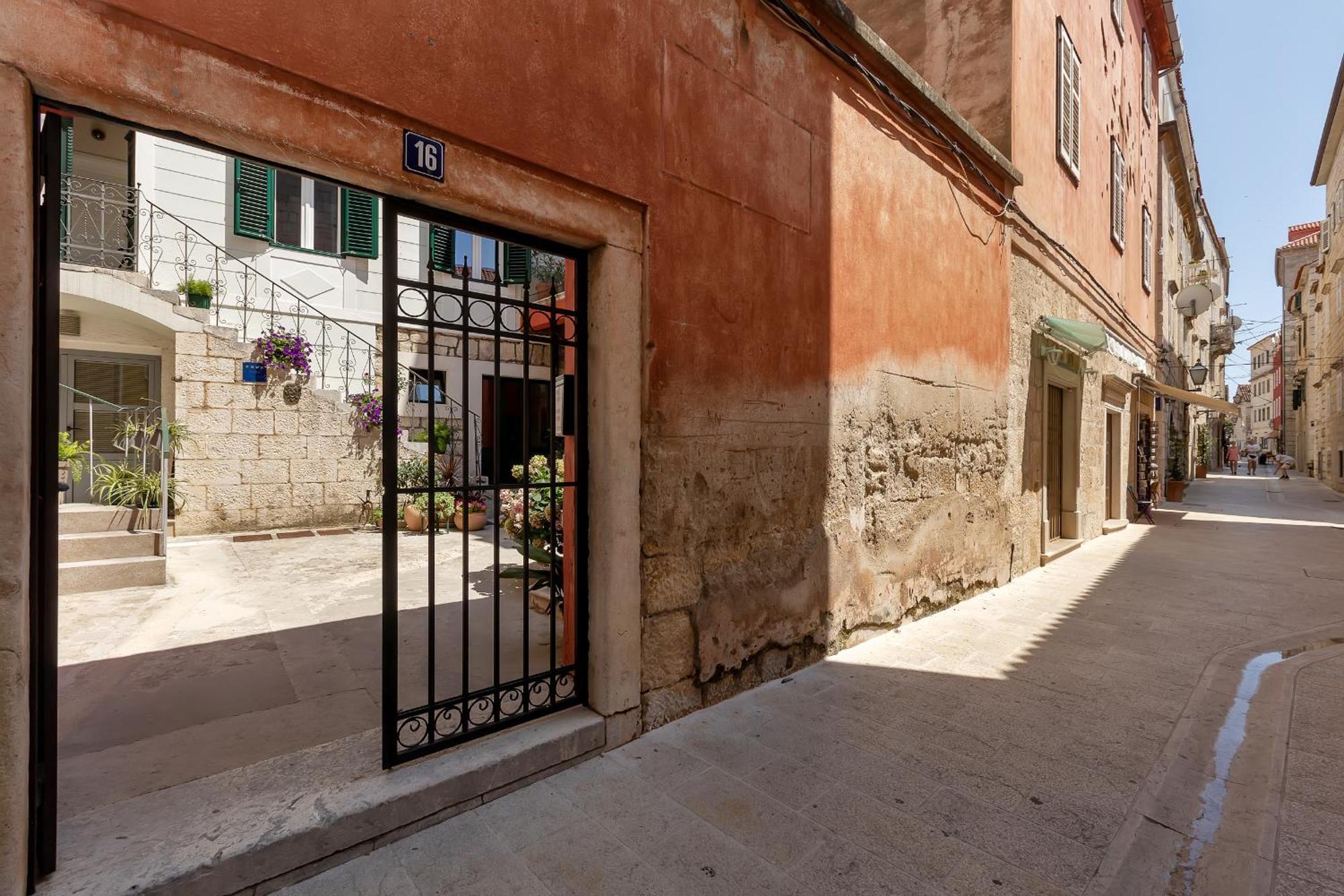 City Center Apartment Dvor Kalalarga Μακάρσκα Εξωτερικό φωτογραφία